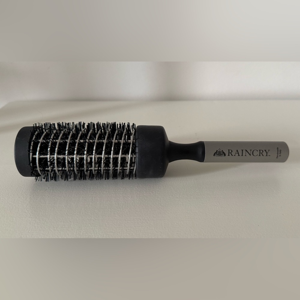 Raincry Professional Round Brush - Magnesium Volumizing Brush - Size Large